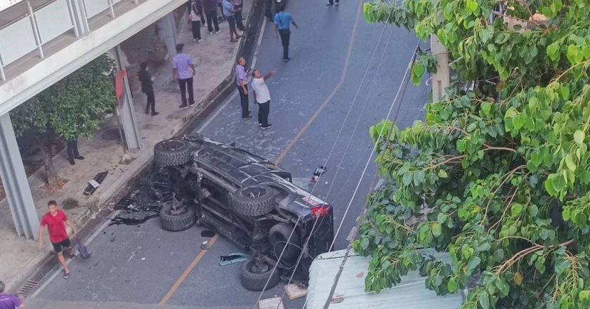 Paniğe kapılan sürücü gaz pedalına bastı: Araç park halinden caddeye düştü – Son Dakika Dünya Haberleri