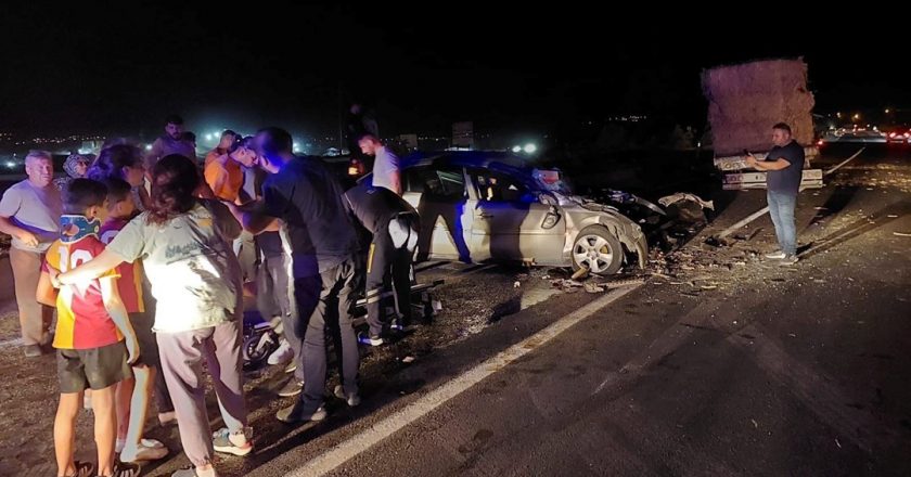 Saman yüklü kamyon ile otomobil çarpıştı: 8 yaralı – Son Dakika Türkiye Haberleri