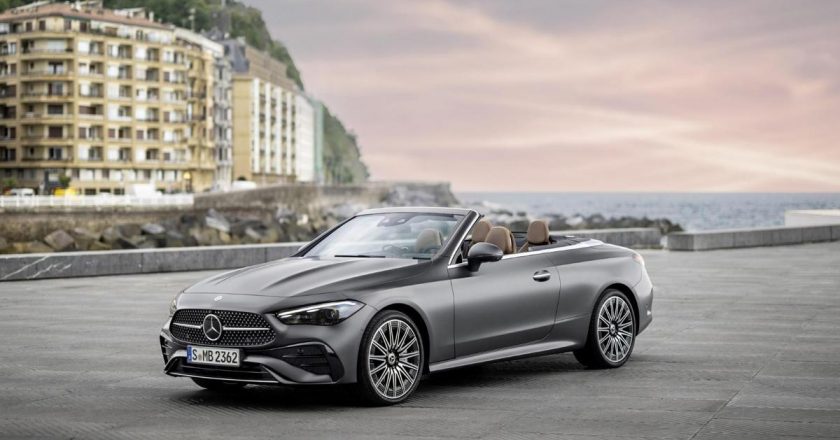 Yeni Mercedes-Benz CLE Cabriolet yolda